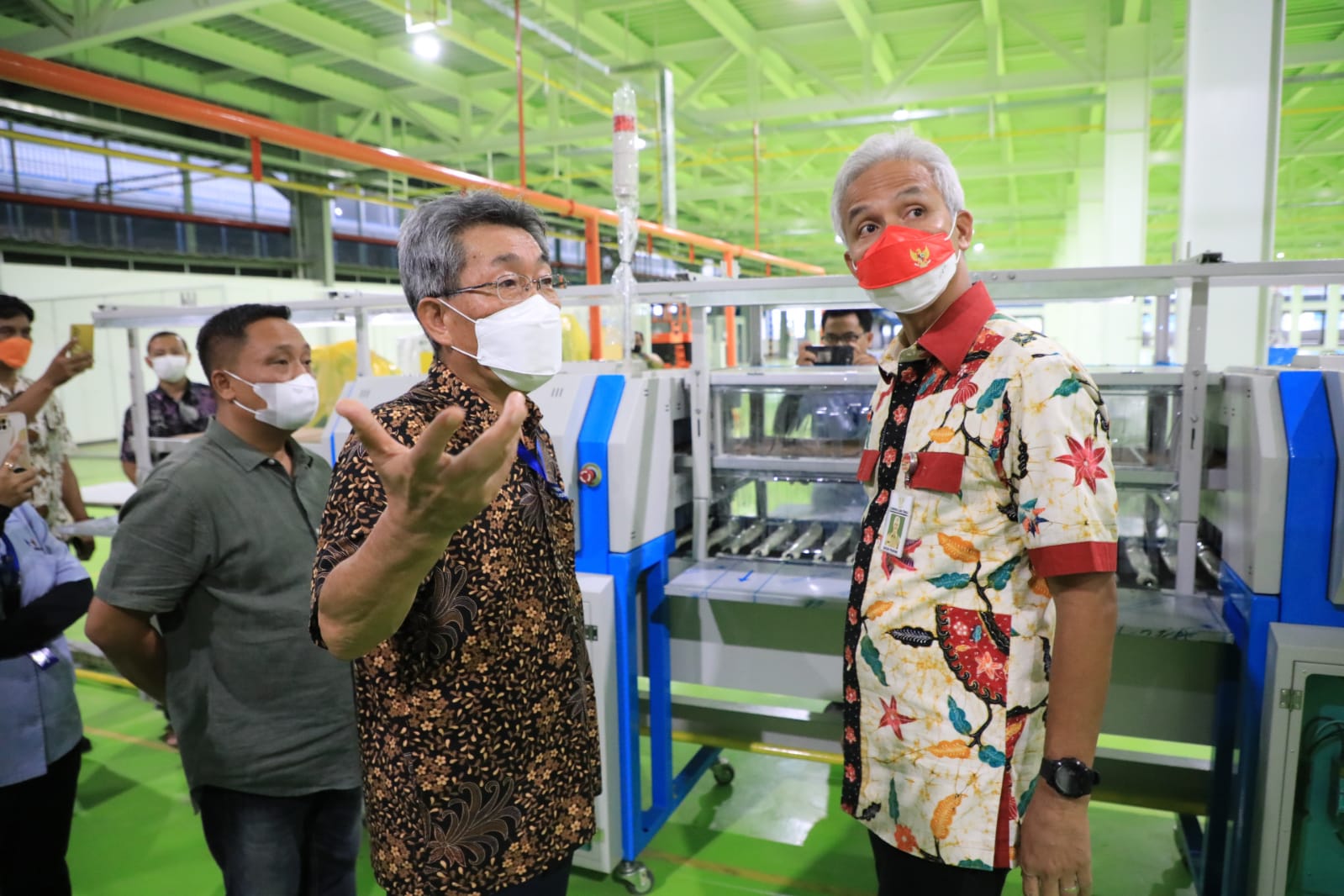 Gubernur Jateng Ganjar Pranowo mendapat penjelasan di PT Hwaseung Indonesia (HWI), Kecamatan Batangan, Kabupaten Pati, Jateng, Rabu (7/12/20