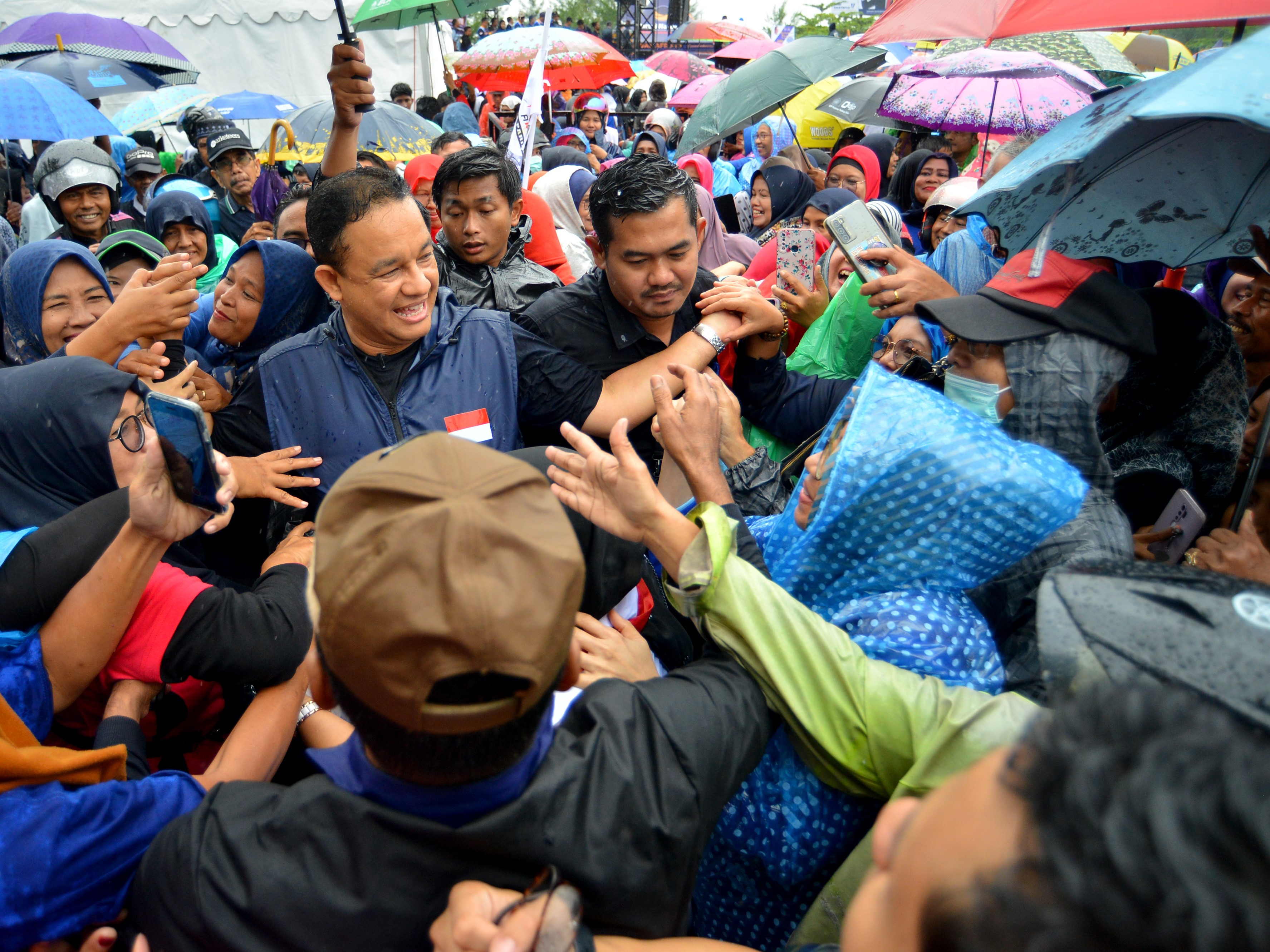 Bakal calon presiden dari Partai NasDem Anies Baswedan disambut warga yang ingin bersalaman seusai orasi di Pantai Padang, Sumatra Barat.