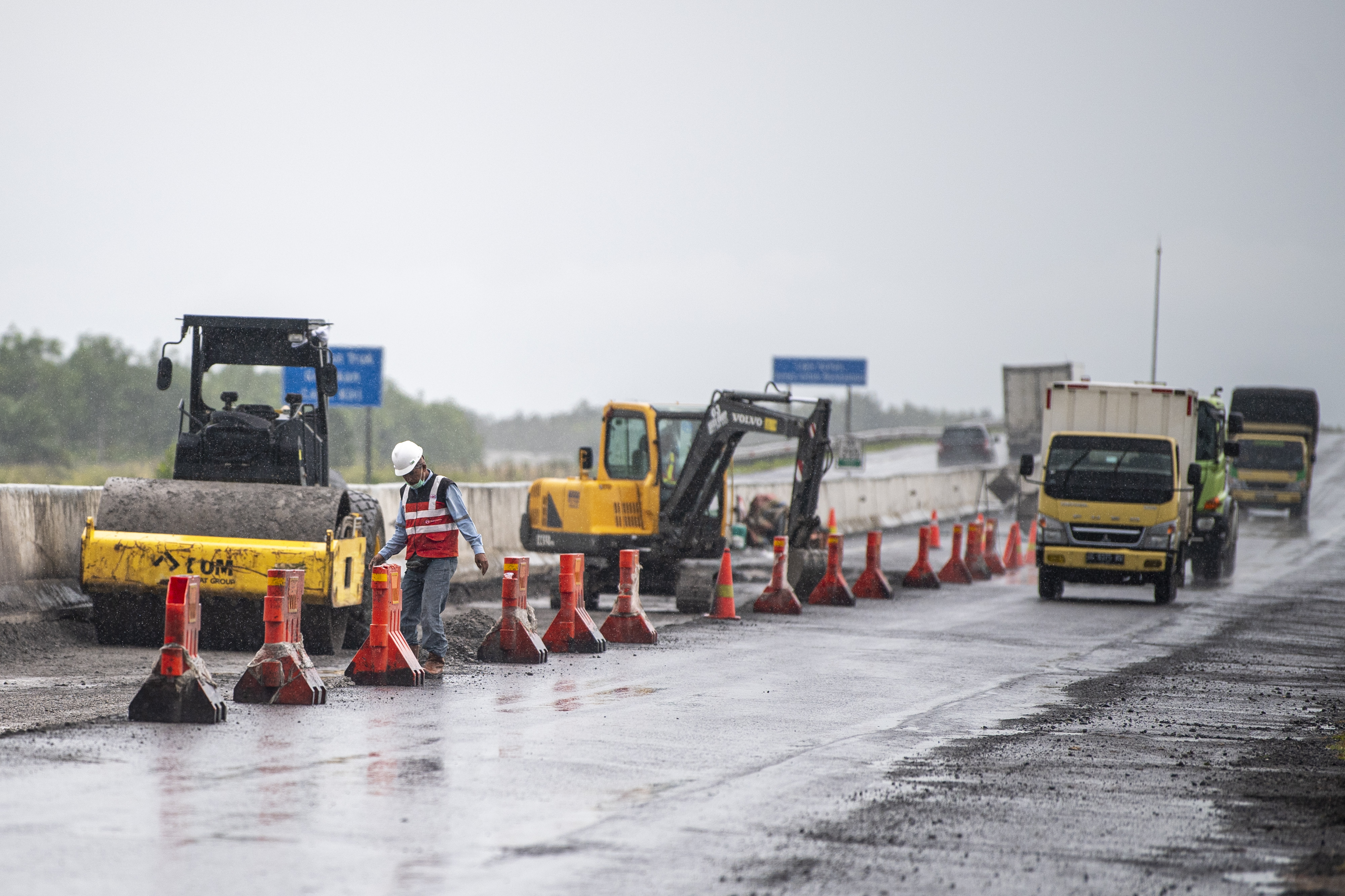  Pekerja dengan menggunakan alat berat menyelesaikan perbaikan Jalan Tol Trans Sumatera ruas Kayu Agung-Pematang Panggang-Terbanggi Besar.