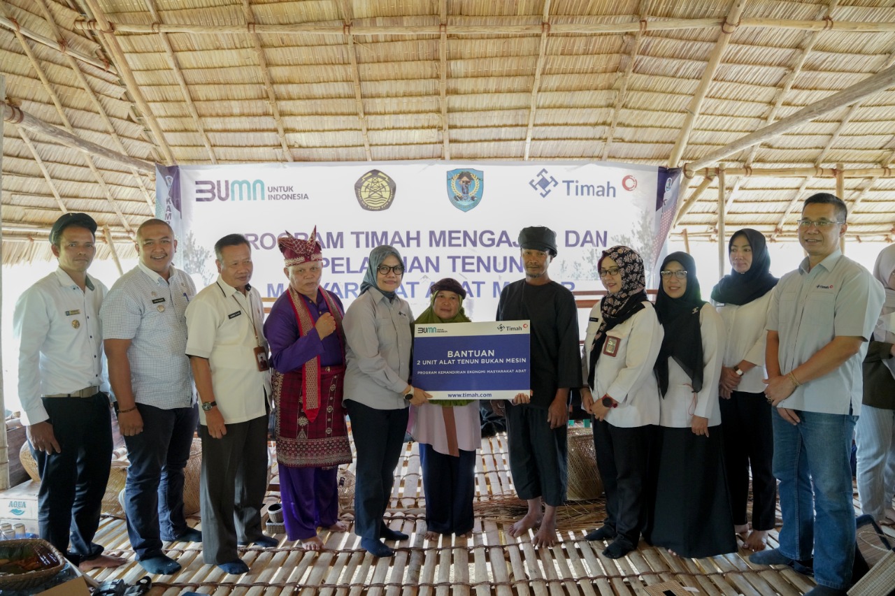 Upaya PT Timah Tbk menjaga kearifan lokal masyarakat adat dengan menyerahkan bantuan dua unit Alat Tenun Bukan Mesin (ATBM) 