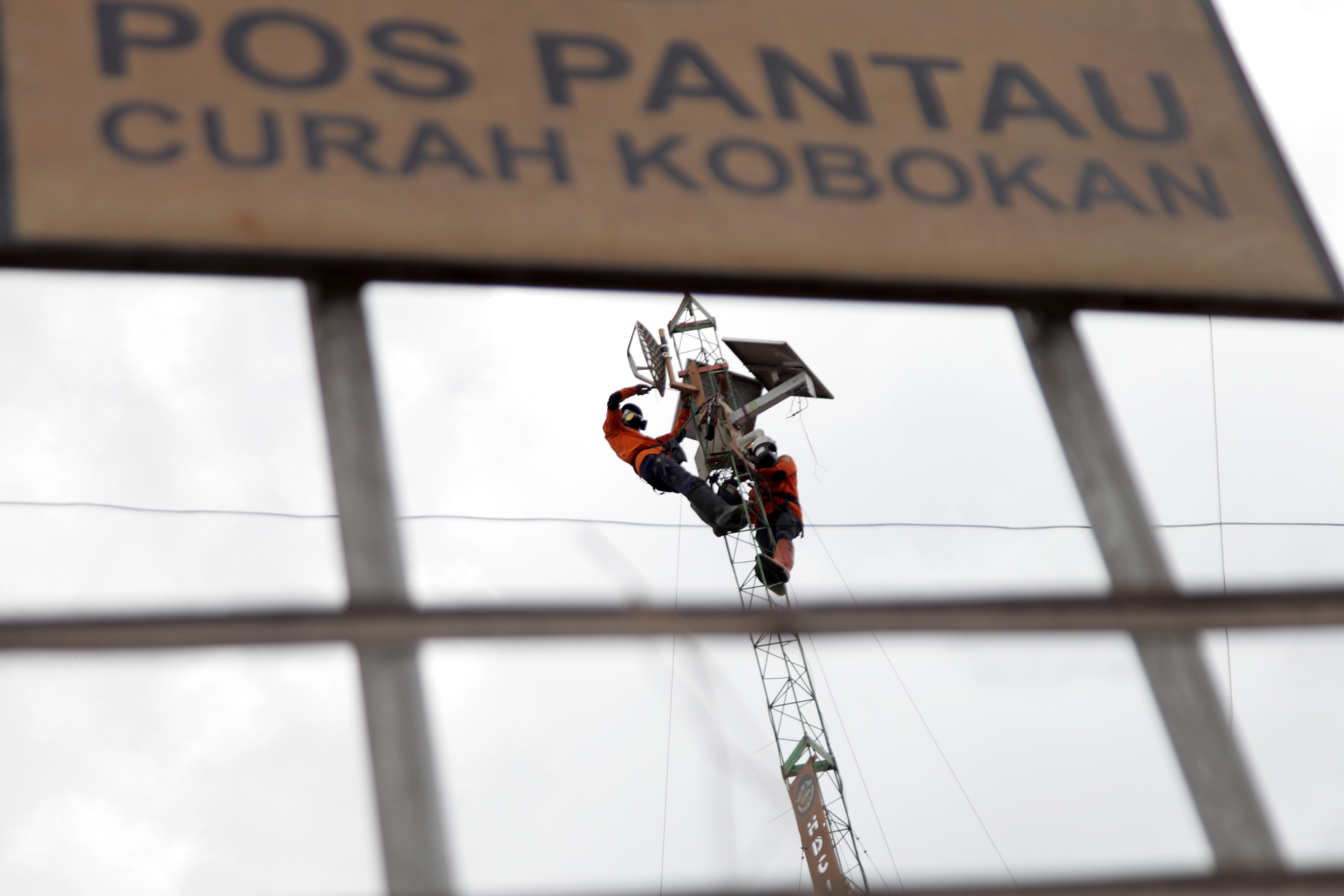 Petugas dari SAR Surabaya memperbaiki CCTV di pos pantau Gunung Semeru Curah Kobokan, Candipuro, Lumajang, Jawa Timur, Rabu (7/12).