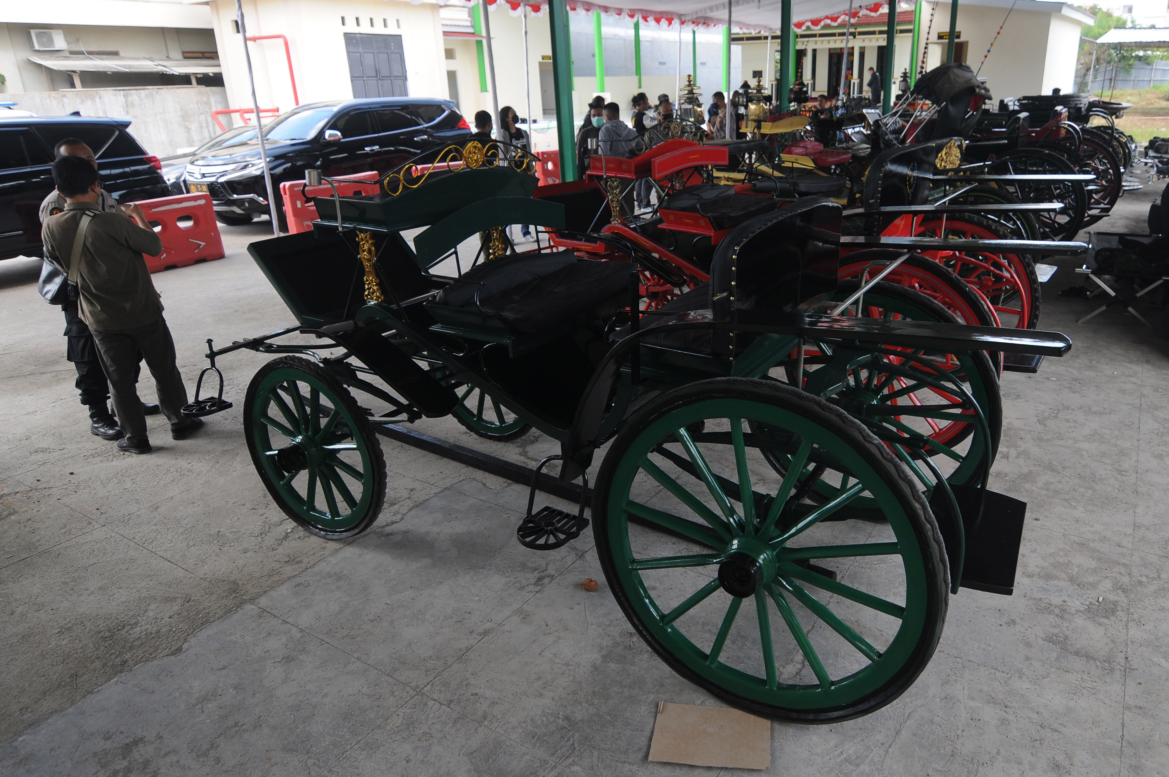 Sejumlah petugas berada di dekat kereta kuda di Polresta Solo, Jawa Tengah.