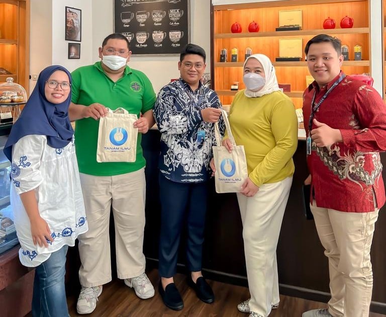 Chairman (kaos hijau) HMPPI Prabu Sartono  dan CEO Tanam Ilmu Artdito Pangestu (baju merah).