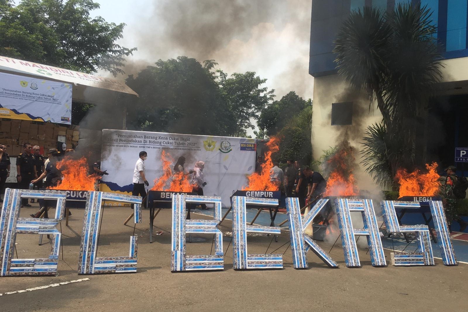 Bea Cukai Bekasi, Rabu (21/12), melakukan pemusnahan barang yang menjadi milik negara (BMN) hasil penindakan di bidang kepabeanan dan cukai.