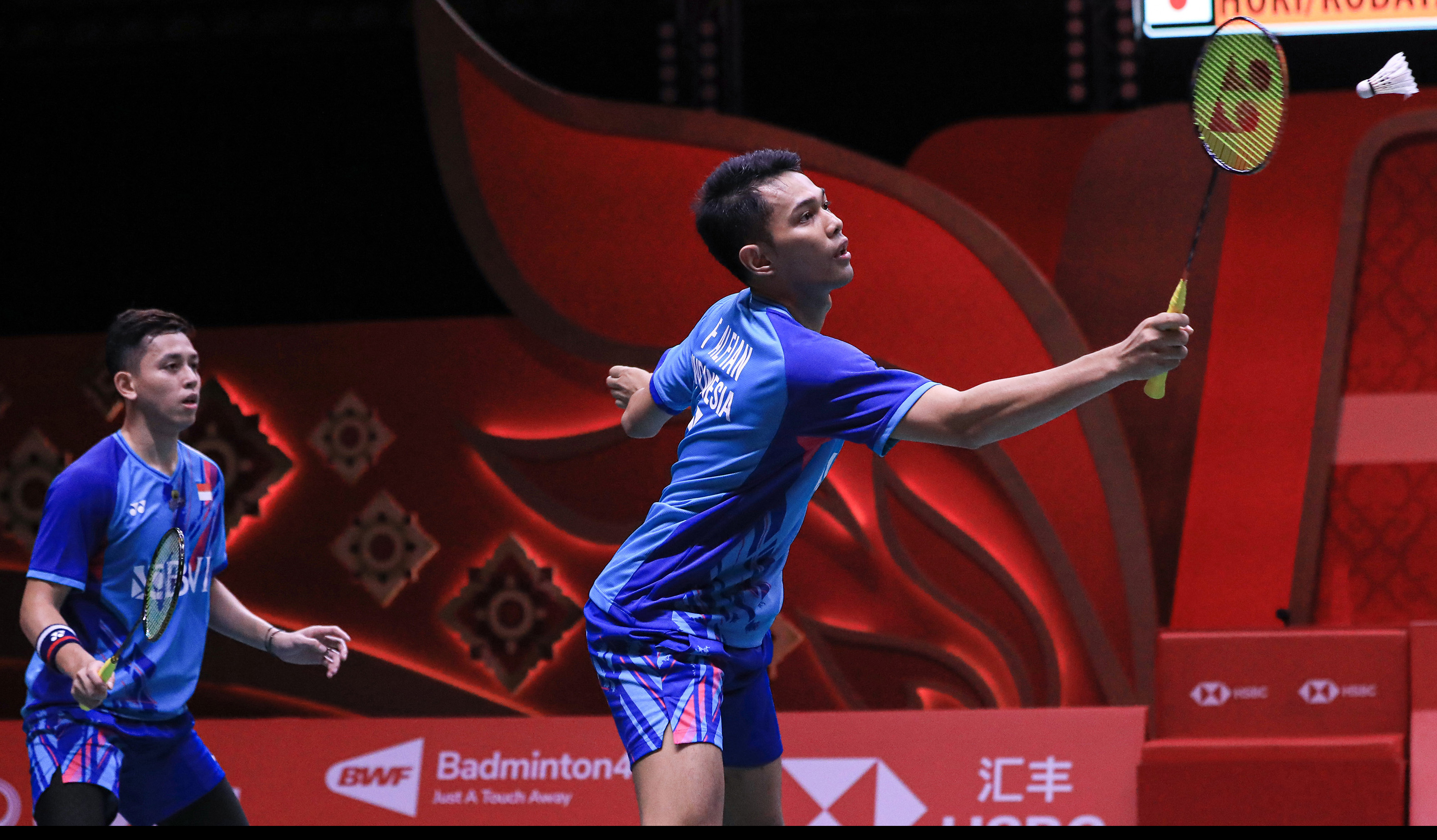 Pebulu tangkis ganda putra Indonesia Fajar Alfian (kanan) dan Muhammad Rian Ardianto tampil di BWF World Tour Finals 2022 Thailand.