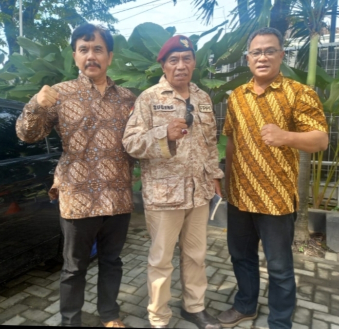  Kolonel (purn) Sugeng Waras (tengah), pendiri Forum Purnawirawan Perjuangan Indonesia ditusuk orang tak dikenal di Cimahi, Jabar, Kamis sor