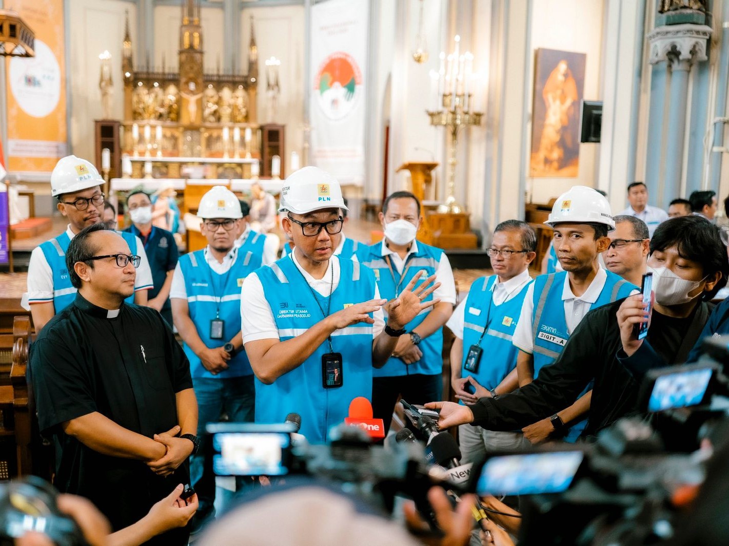Dirut PLN Darmawan Prasodjo beserta jajaran meninjau langsung kesiapan pasokan listrik di Gereja Katedral Jakarta.