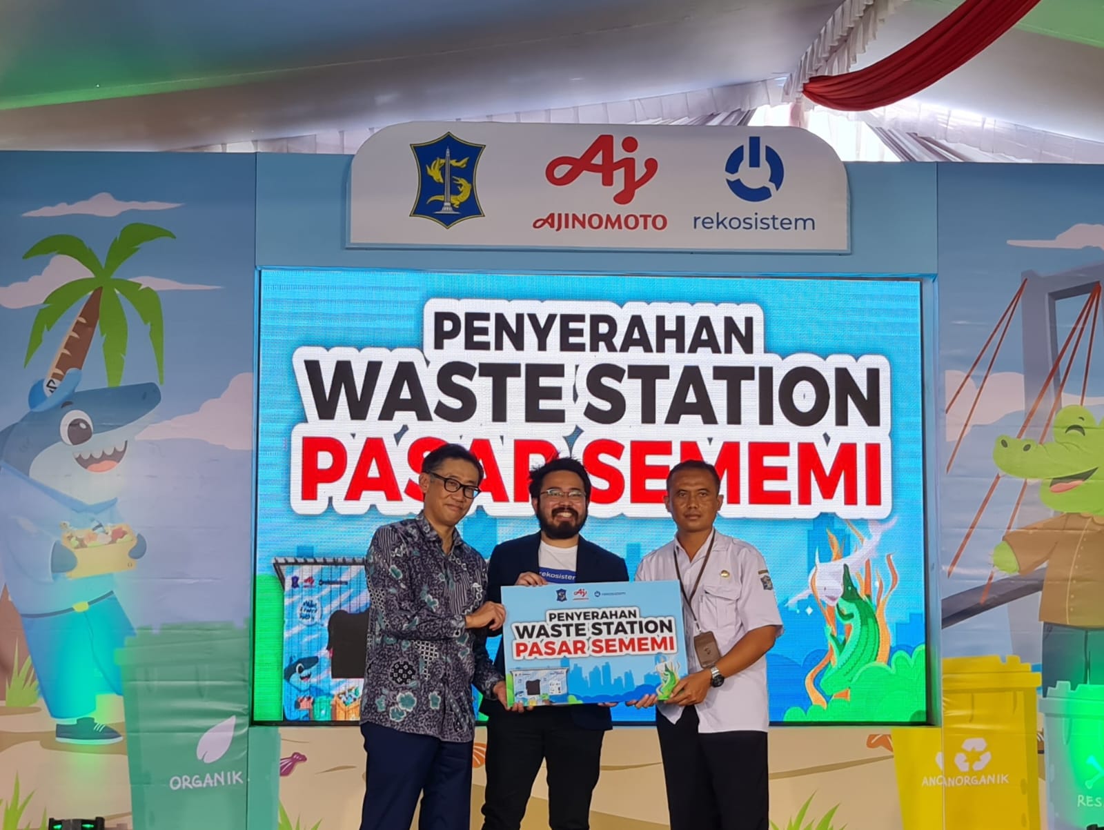 Acara penyerahan Fasilitas Ajinomoto Waste Station di Pasar Sememi Surabaya.
