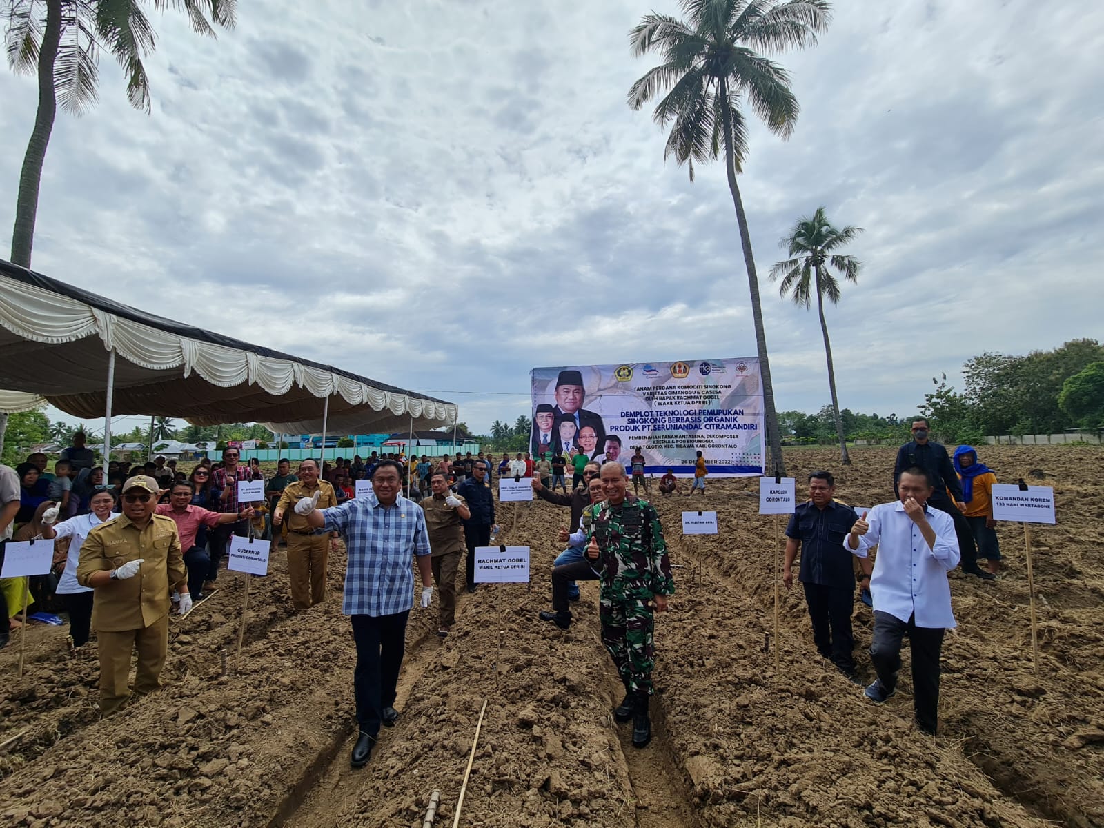 Wakil Ketua DPR RI Bidang Korinbang, Rachmat Gobel melakukan uji coba penanaman singkong organik di Gorontalo.