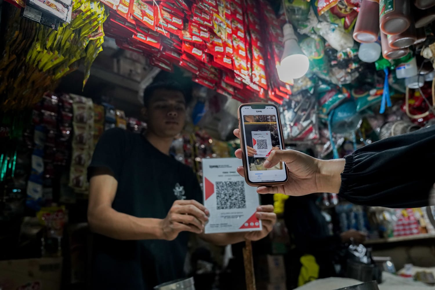 Pembeli melakukan scan QRIS. 