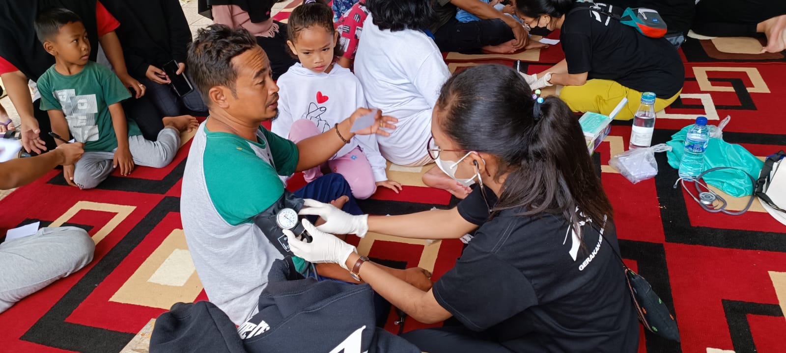Tim Bakti Sosial Ukrida sedang memberikan pendampingan bagi korban bencana gempa bumi Cianjur.