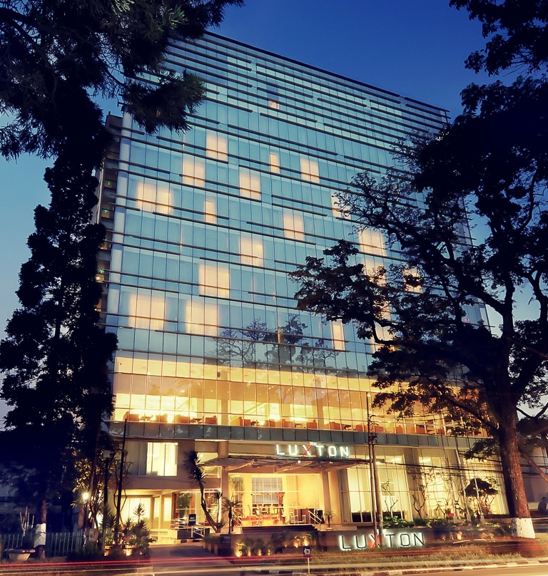 Hotel The Luxton Bandung di malam hari