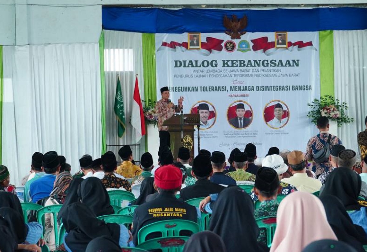 Kepala BNPT Komjen Boy Rafli Amar berbicara dalam dialog kebangsaan di Ponpes Al Ishlah, Subang, Jawa Barat, Kamis (1/12).