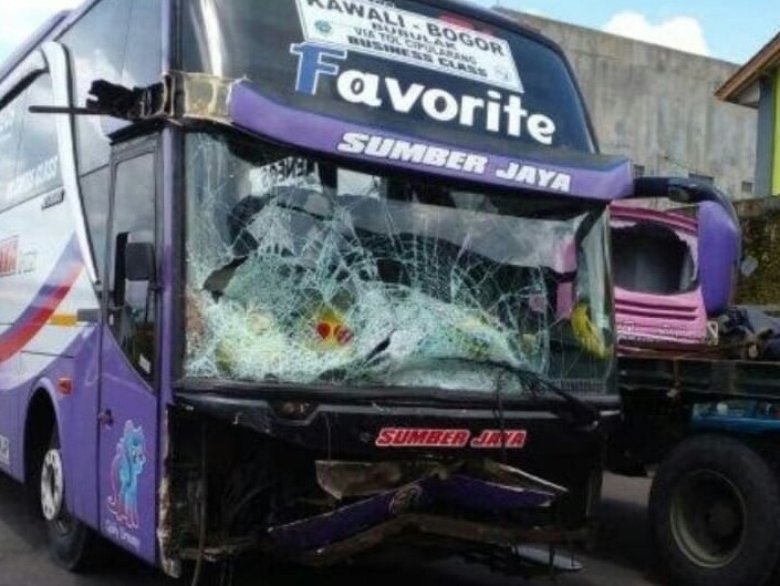 Bus Sumber Jaya jurusan Kawali via Bubulak Bogor mengalami kecelakaan di Jalan Jenderal Sudirman, Lingkungan Nagrak, Sindangras, Ciamis.