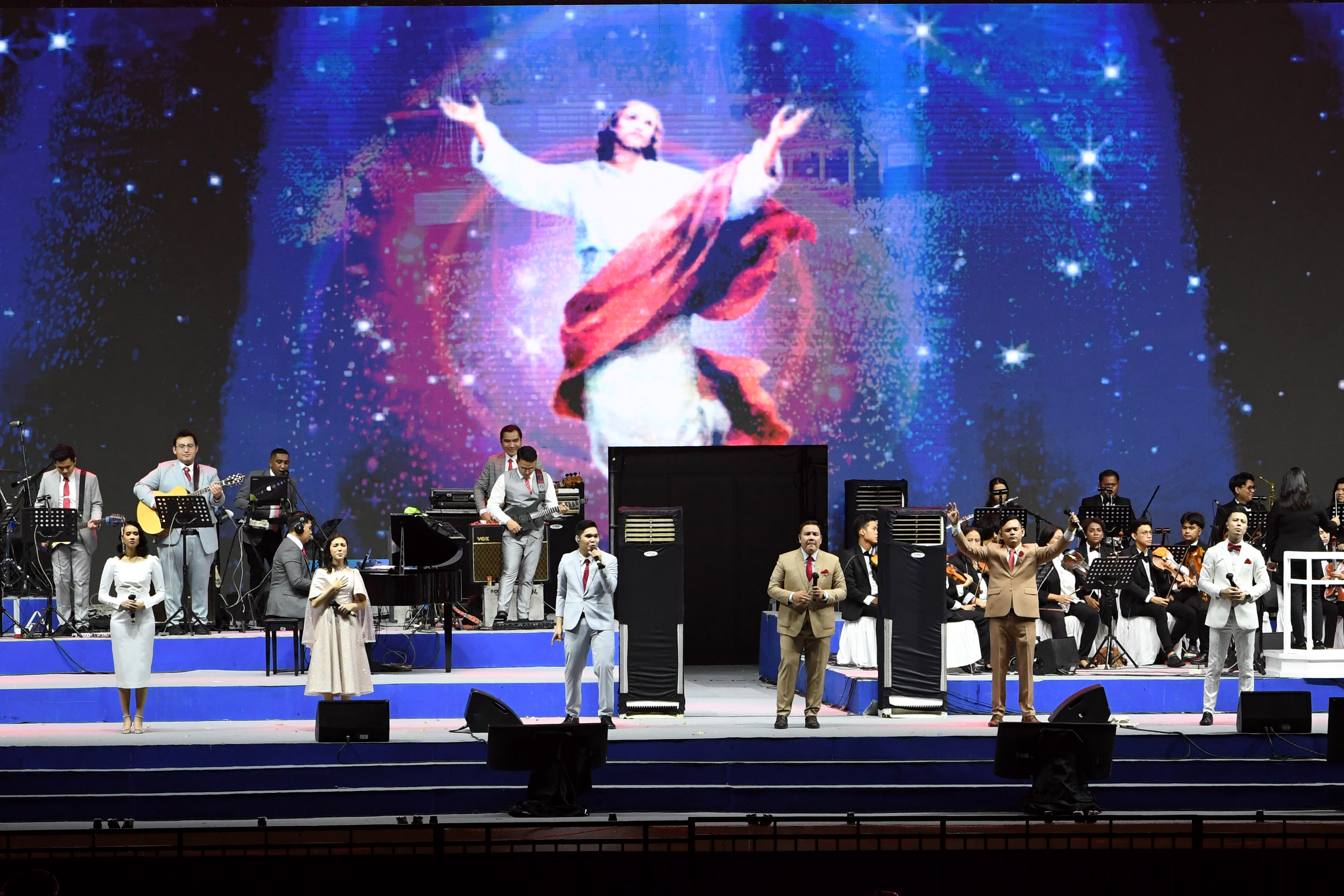 Sejumlah umat Kristiani menyanyikan lagu pujian dalam perayaan Natal Gereja Tiberias Indonesia di SUGBK, Senayan, Jakarta.