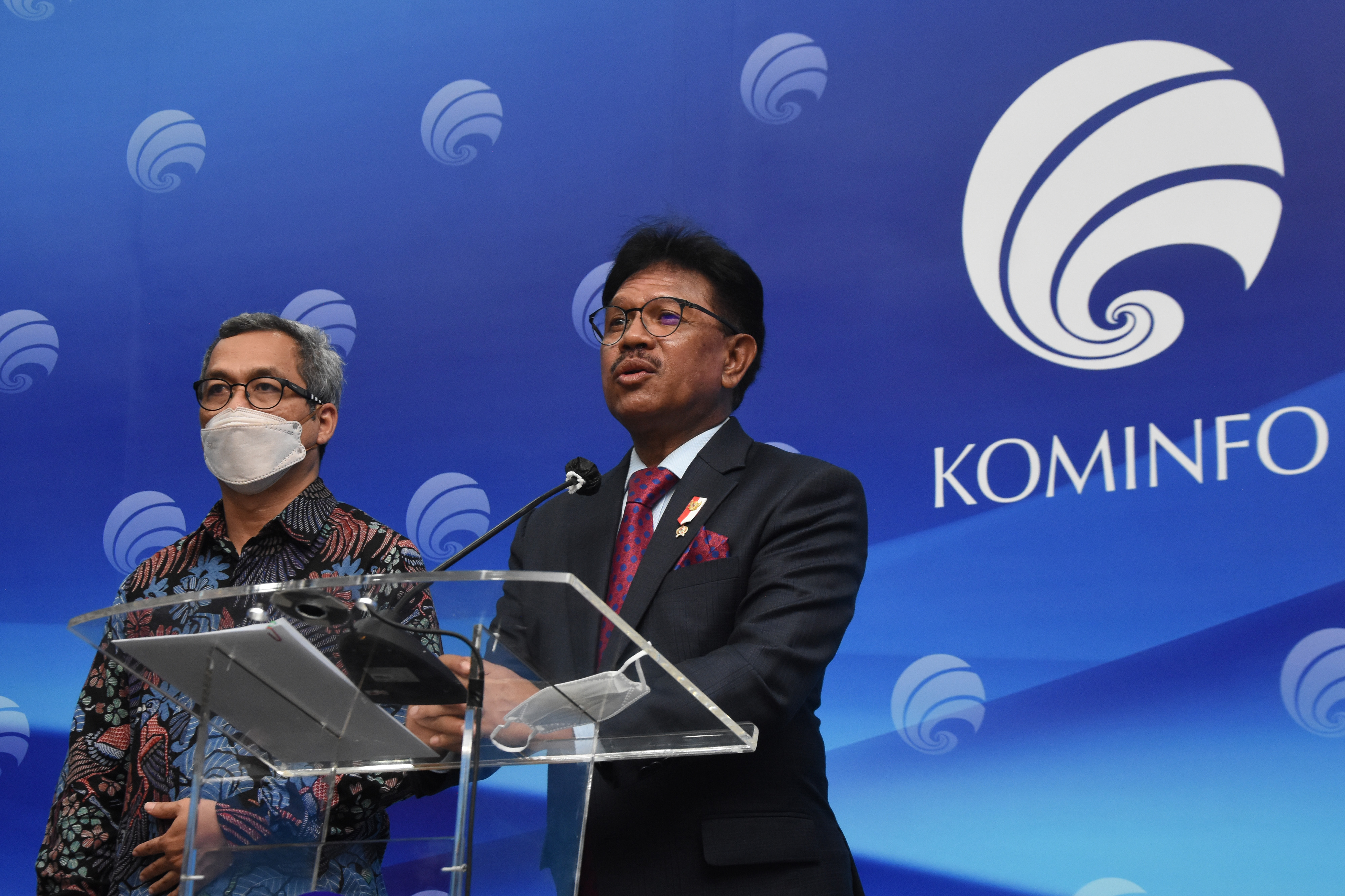 KOMUNIKASI: Menkominfo Johnny G. Plate (kanan) didampingi Dirjen IKP Usman Kansong memberi keterangan terkait pembangunan infrastruktur.