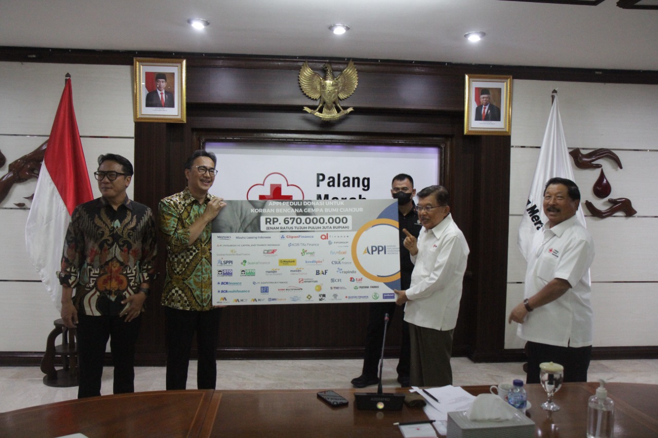 Ketua Umum PMI Jusuf Kalla menerima donasi sejumlah pihak untuk disalurkan bagi pemulihan Cianjur pasca gempa.