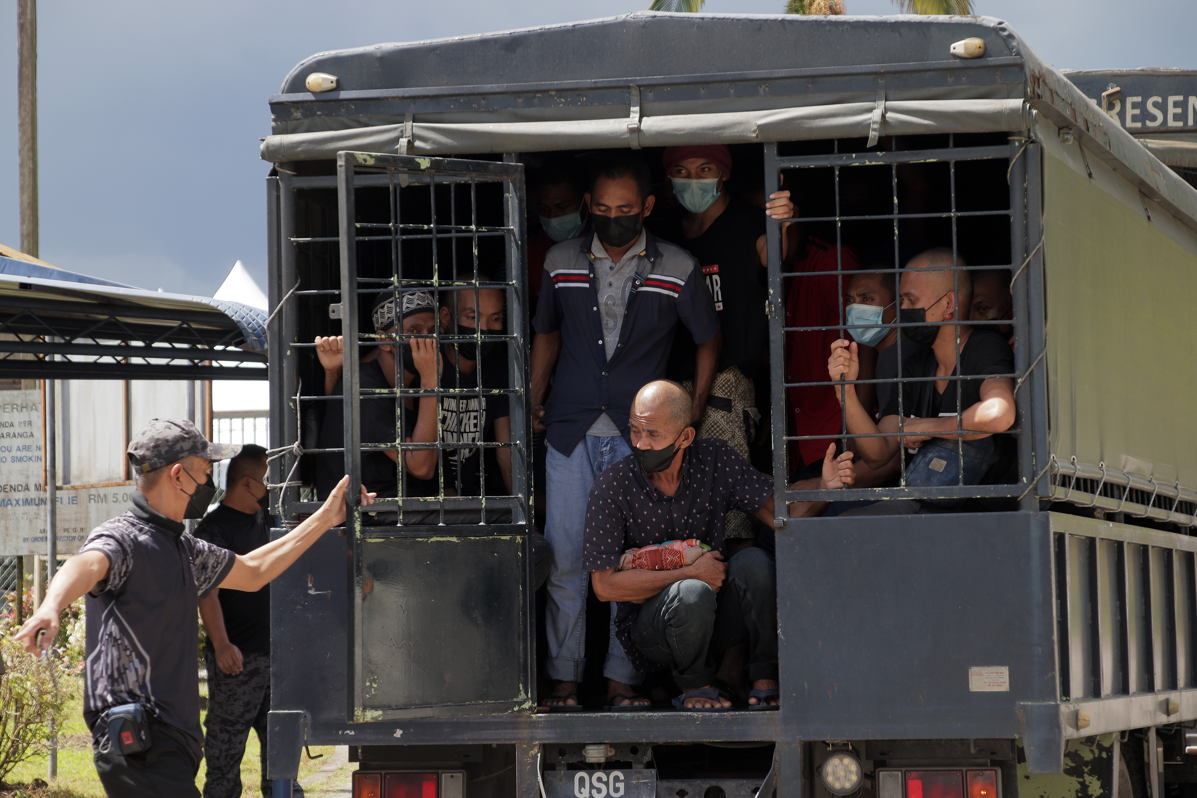 Potret pekerja migran Indonesia yang bermasalah tiba di PLBN Entikong, Kalimantan Barat.​​​​​​​