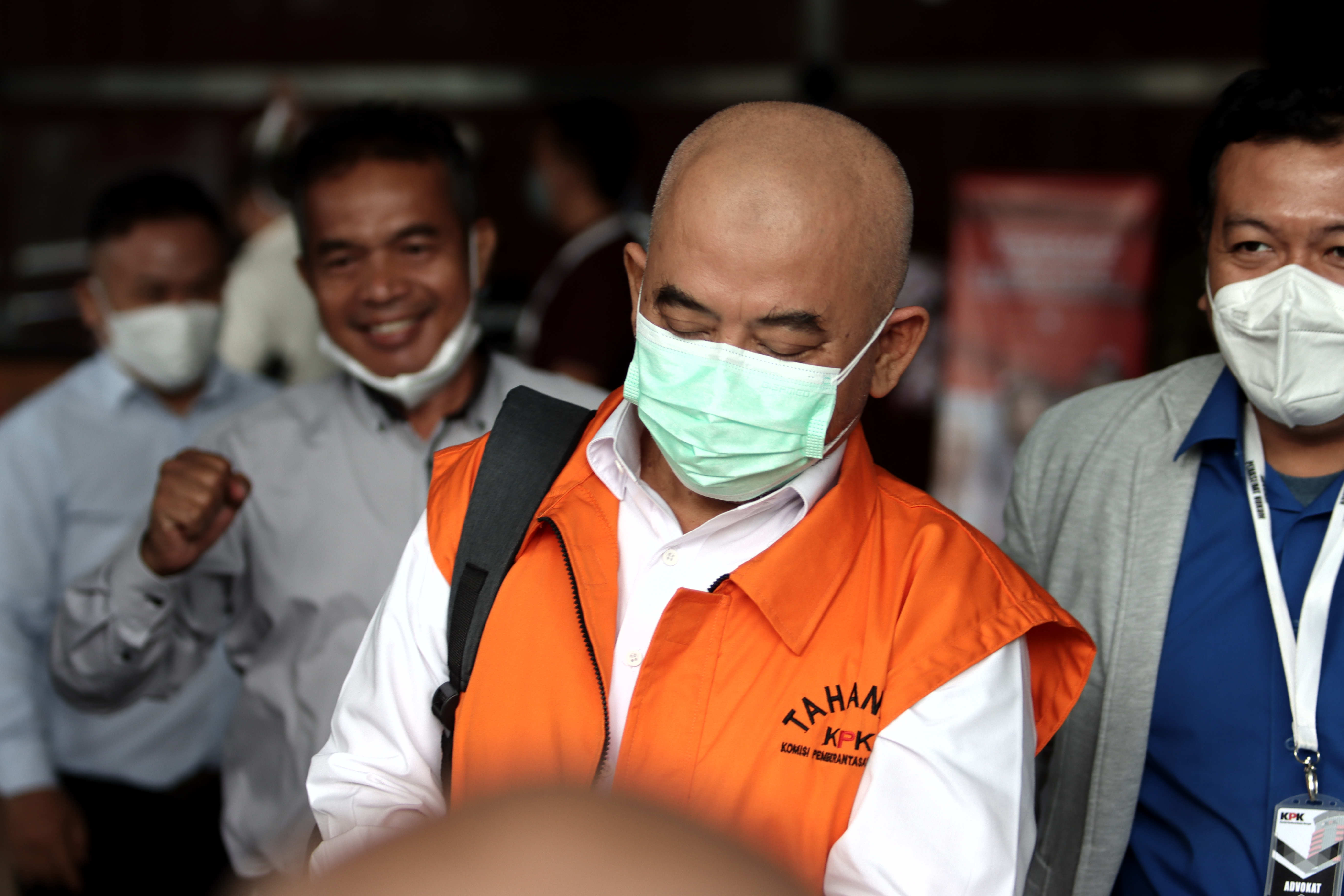 Wali Kota nonaktif Bekasi Rahmat Effendi usai menjalani sidang pembacaan vonis secara virtual dari Gedung KPK, Jakarta, Rabu (12/10).
