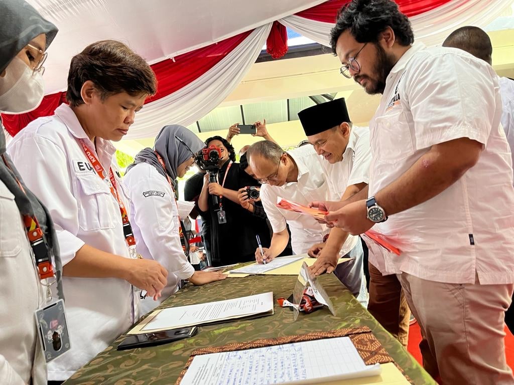 Penyerahan dukungan masyarakat kepada LaNyalla Mattalitti untuk Pileg 2024 di Kantor KPU Jawa Timur, Surabaya, Kamis (29/12).