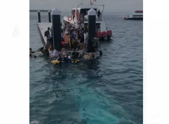 Jembatan penghubung di Dermaga Pelabuhan Nusa Penida patah mengakibatkan 25 orang tercebur ke laut, Kamis (15/12/2022)