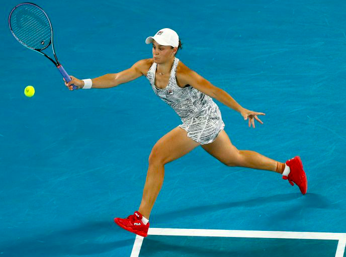 Ashleigh Barty dari Australia melakukan pukulan balik melawan Madison Keys dari AS selama pertandingan semifinal tunggal putri.