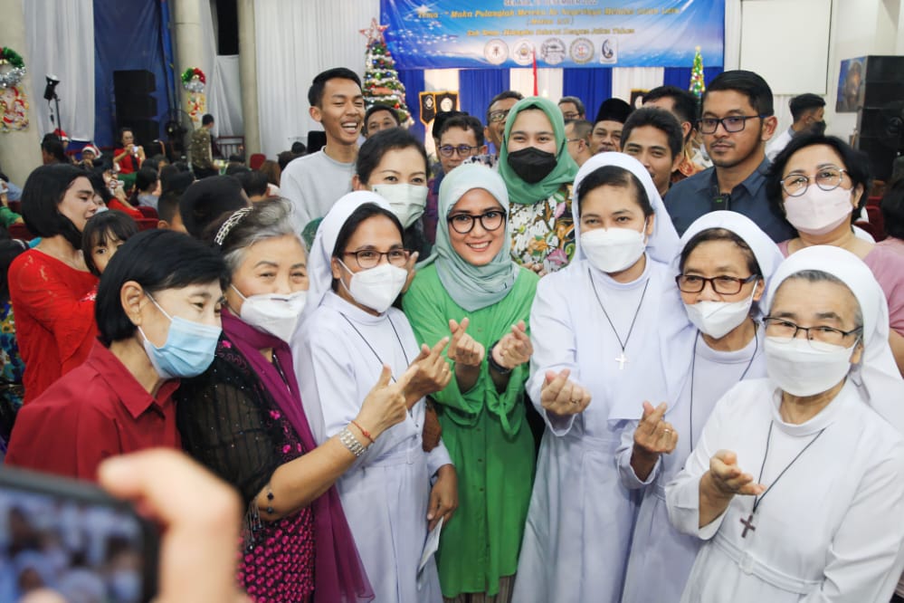 Bupati Lebak, Iti Octavia Jayabaya.(baju hijau) di tengah suster usai memberikan sambutan pada perayaan natal bersama