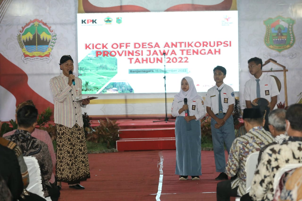 Gubernur Ganjar melakukan Kick Off Desa Antikorupsi di Lapangan Desa Sijenggung, Kecamatan Banjarmangu, Kabupaten Banjarnegara, Jateng