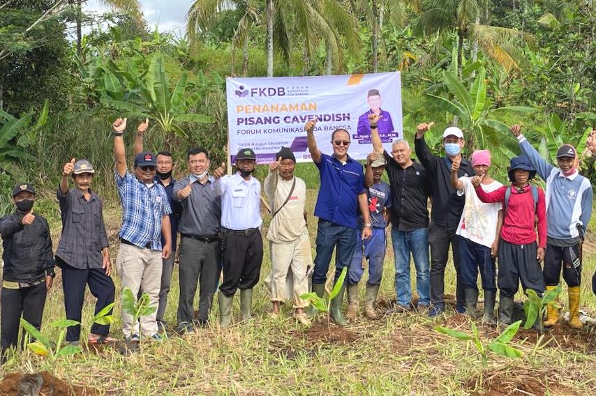 Ayep Zaki (baju biru) bersama sejumlah petani di lahan budi daya buah-buahan.