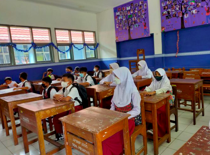 Ilustrasi - siswa belajar di kelas.