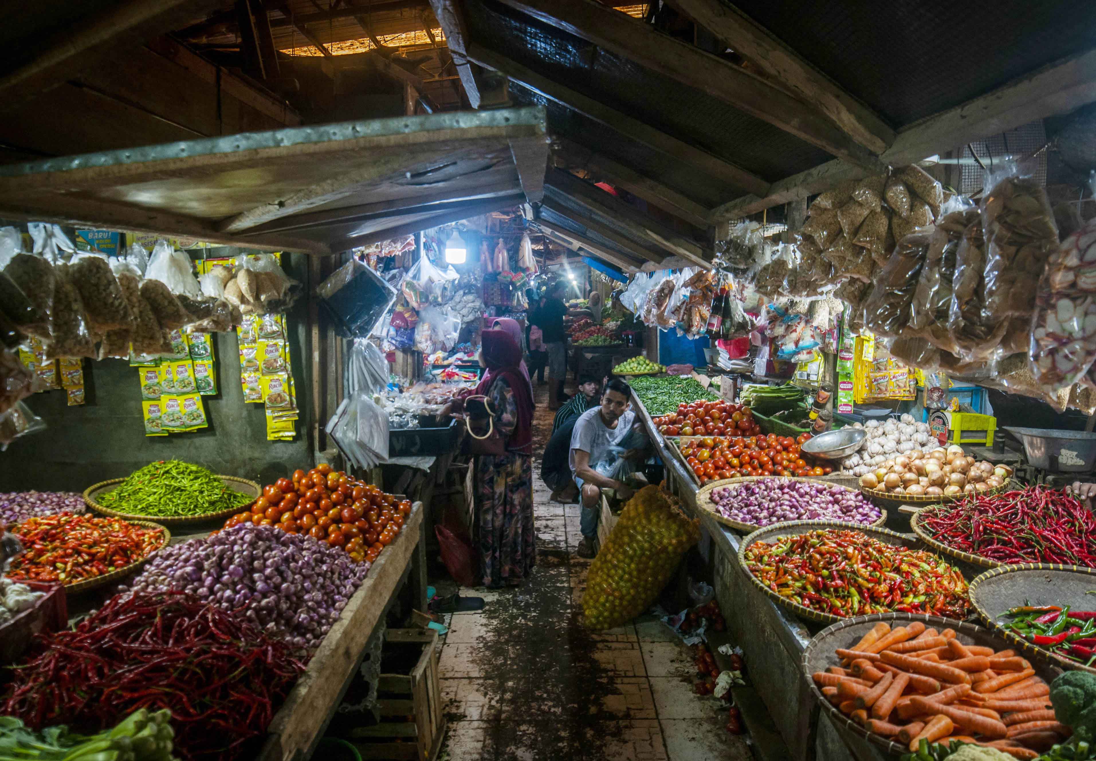 Pedagang menyiapkan warungnya di Pasar Rangkasbitung, Lebak, Banten.