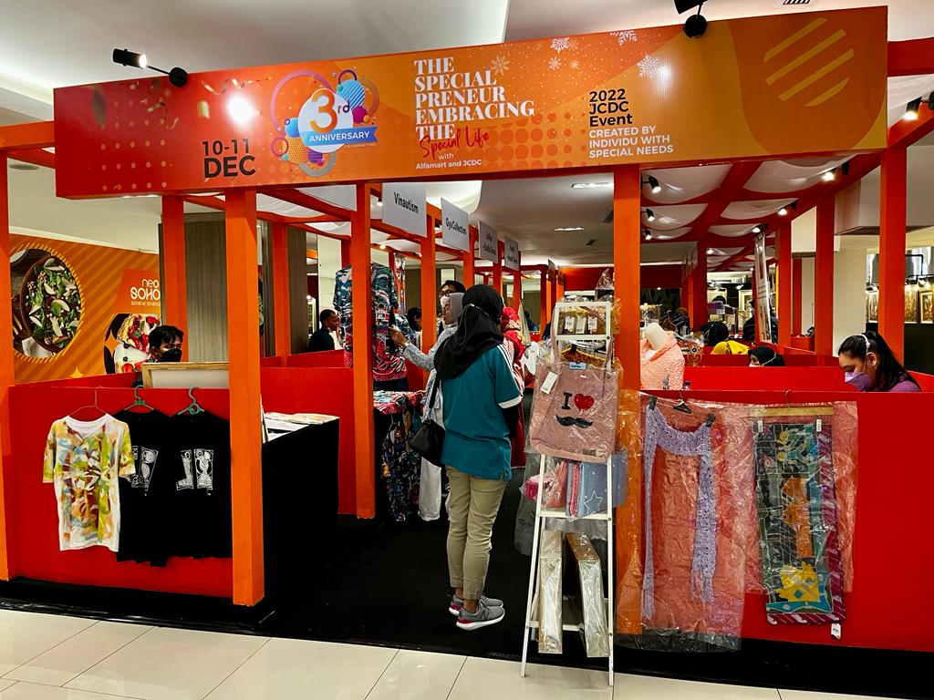 Jakarta Child Development Center (JCDC) menggelar pameran karya anak-anak berkebutuhan khusus (ABK) di Neo Soho, Jakarta,