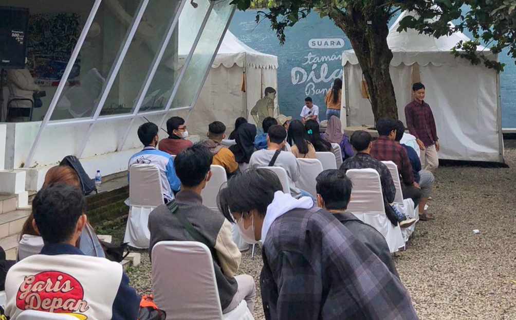 Sejumlah peserta menunggu giliran untuk mengikuti casting pemeran film Dilan Ancika 1995 di Cafe Taman Dilan, Lembang