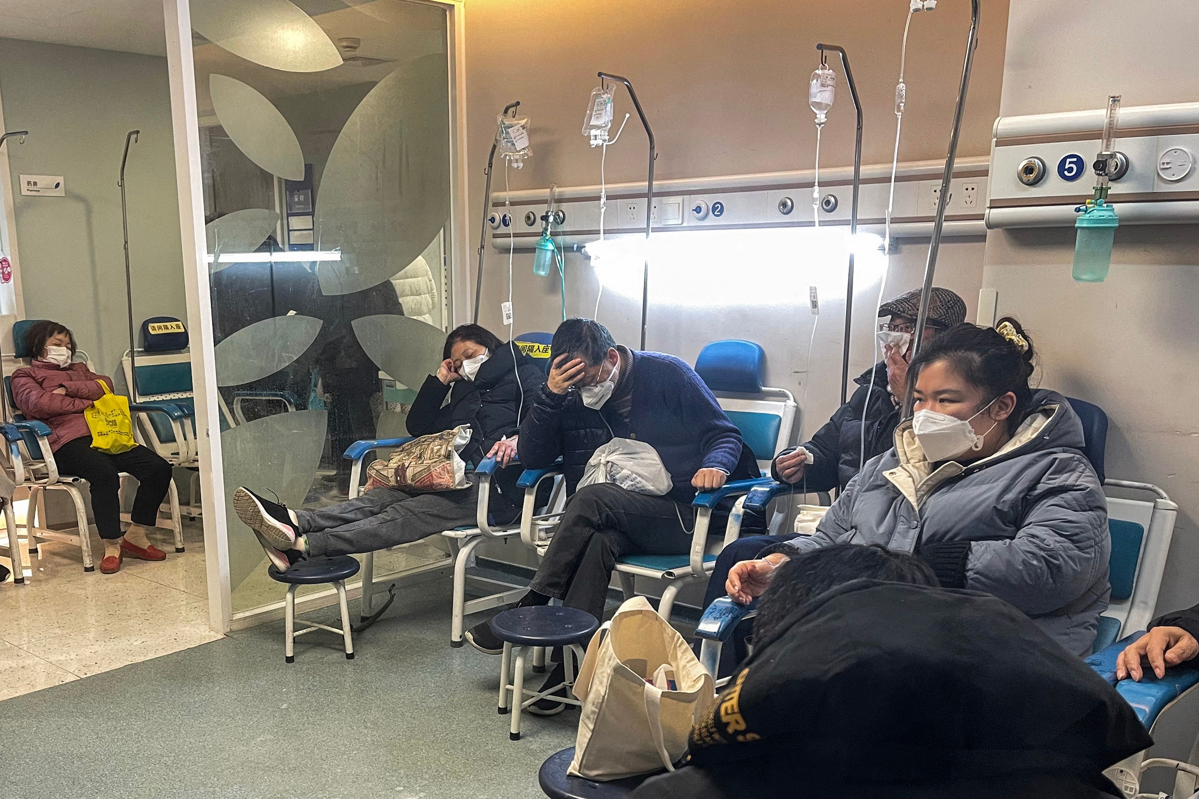 Puluhan warga mendatangi sebuah klinik dengan membawa keluhan flu dan demam di Distrik Changning, Shanghai, Tiongkok, Jumat (23/12).