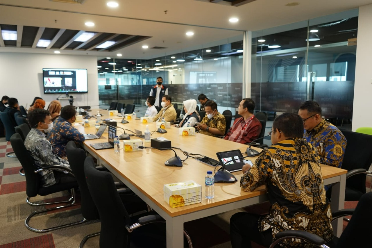 Pemberian apresiasi untuk para guru yang lulus sertifikasi secara daring.