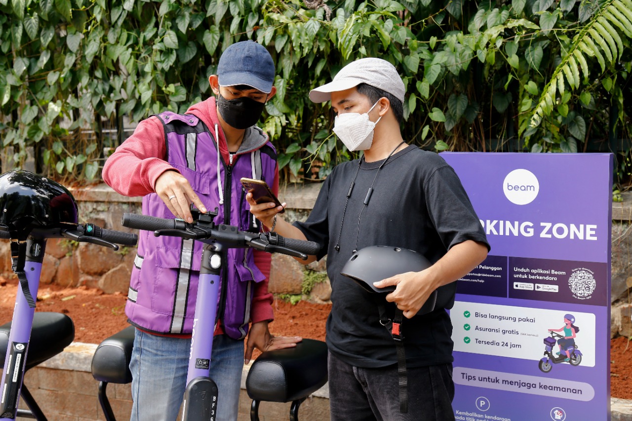 Pegawai BEAM Mobility menjelaskan kepada pengguna kendaraan listrik di Kota Bogor.