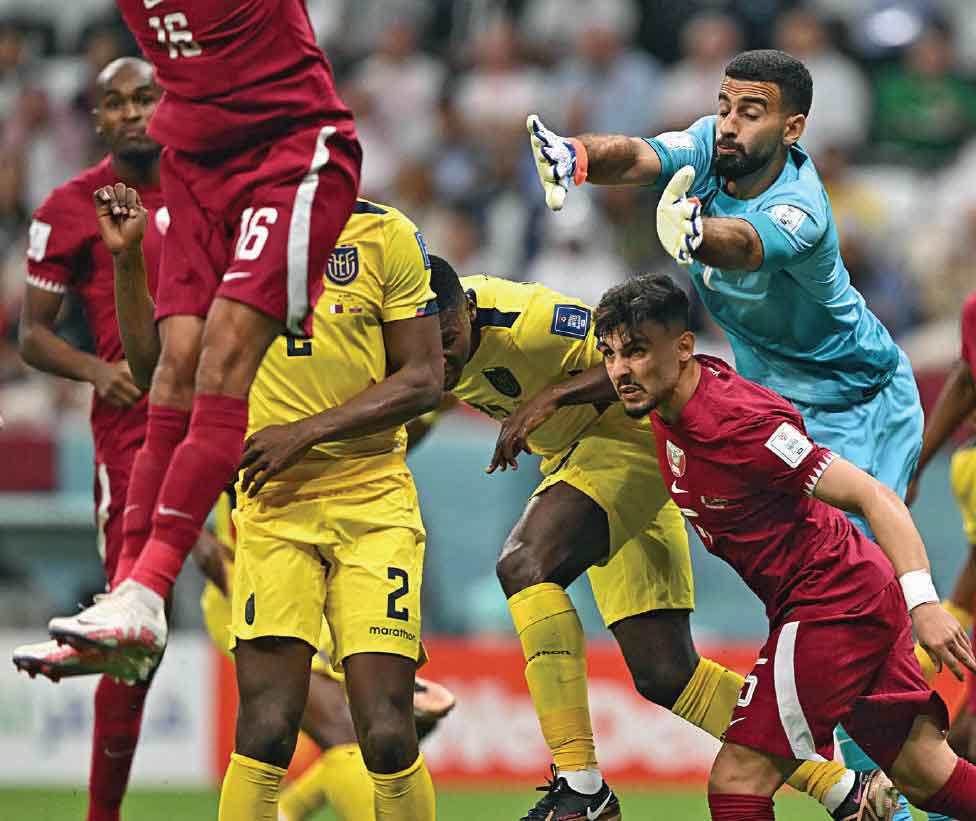 Penjaga gawang kesebelasan Qatar, Saad Al Sheeb (kanan), beraksi menyelamatkan gawangnya.