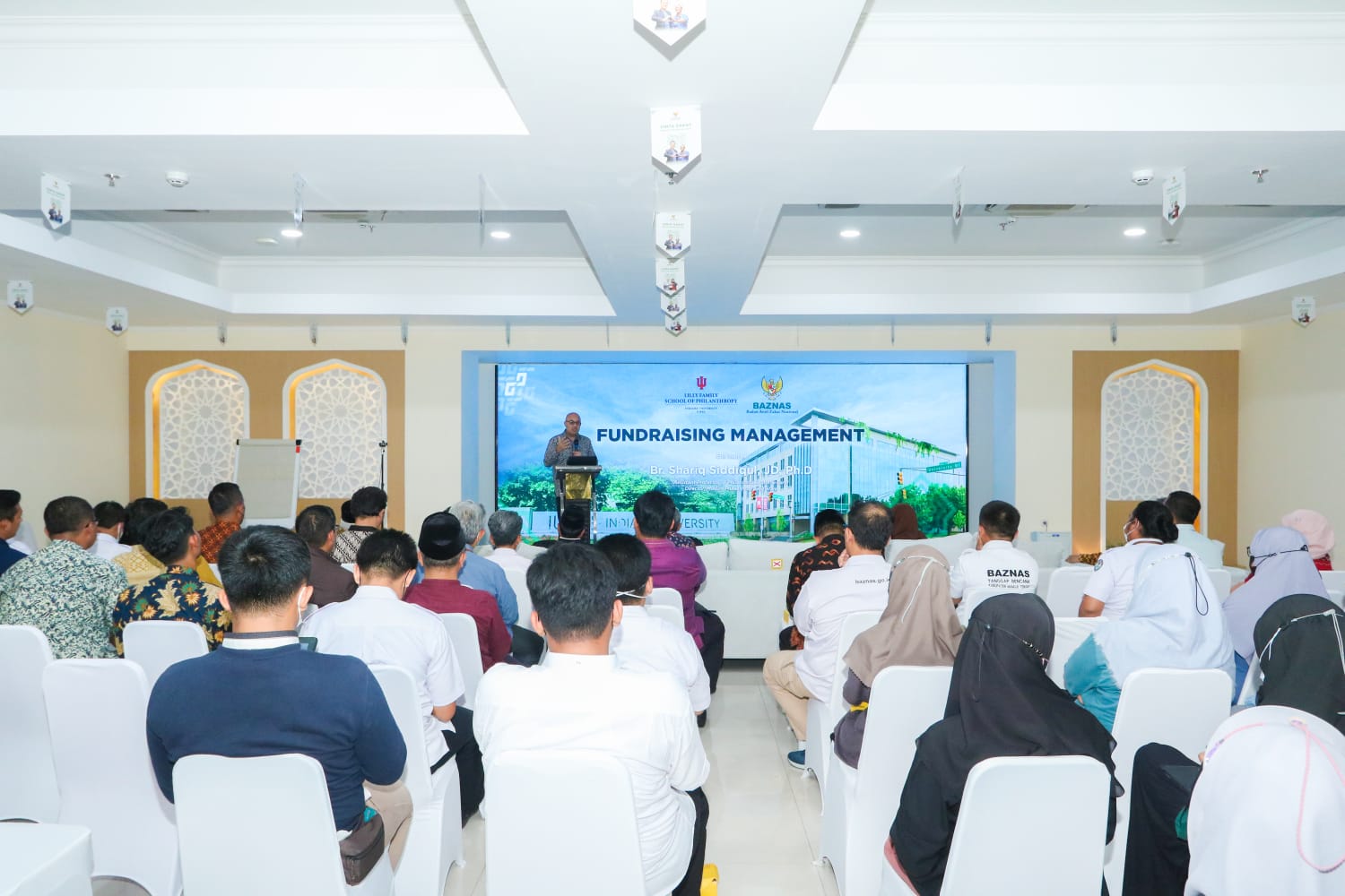 Direktur Muslim Philanthropy Initiative Dr Shariq Siddiqui dari Indiana University, AS, berbagi ilmu di Baznas RI, Jakarta, Senin (19/12).