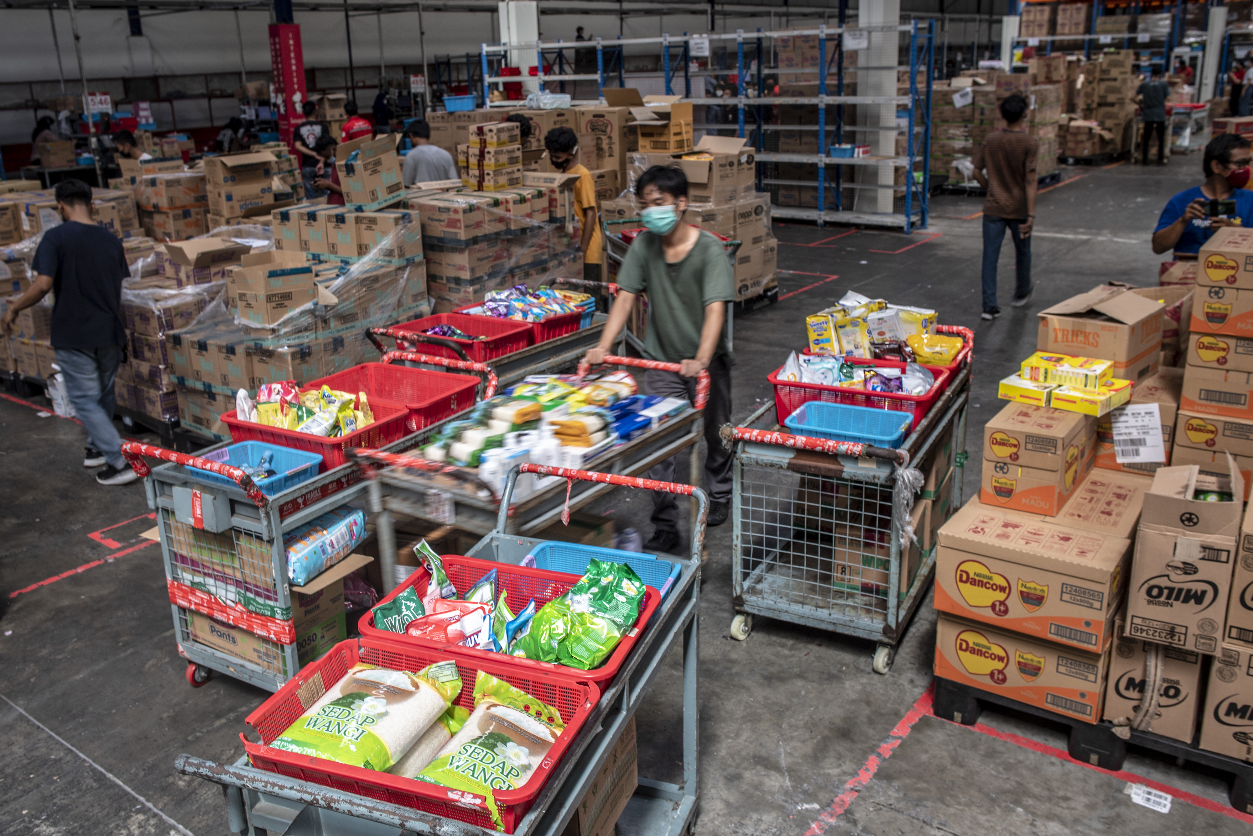 Petugas mengambil produk pesanan konsumen di Warehouse JD.ID wilayah Bekasi, Jawa Barat.