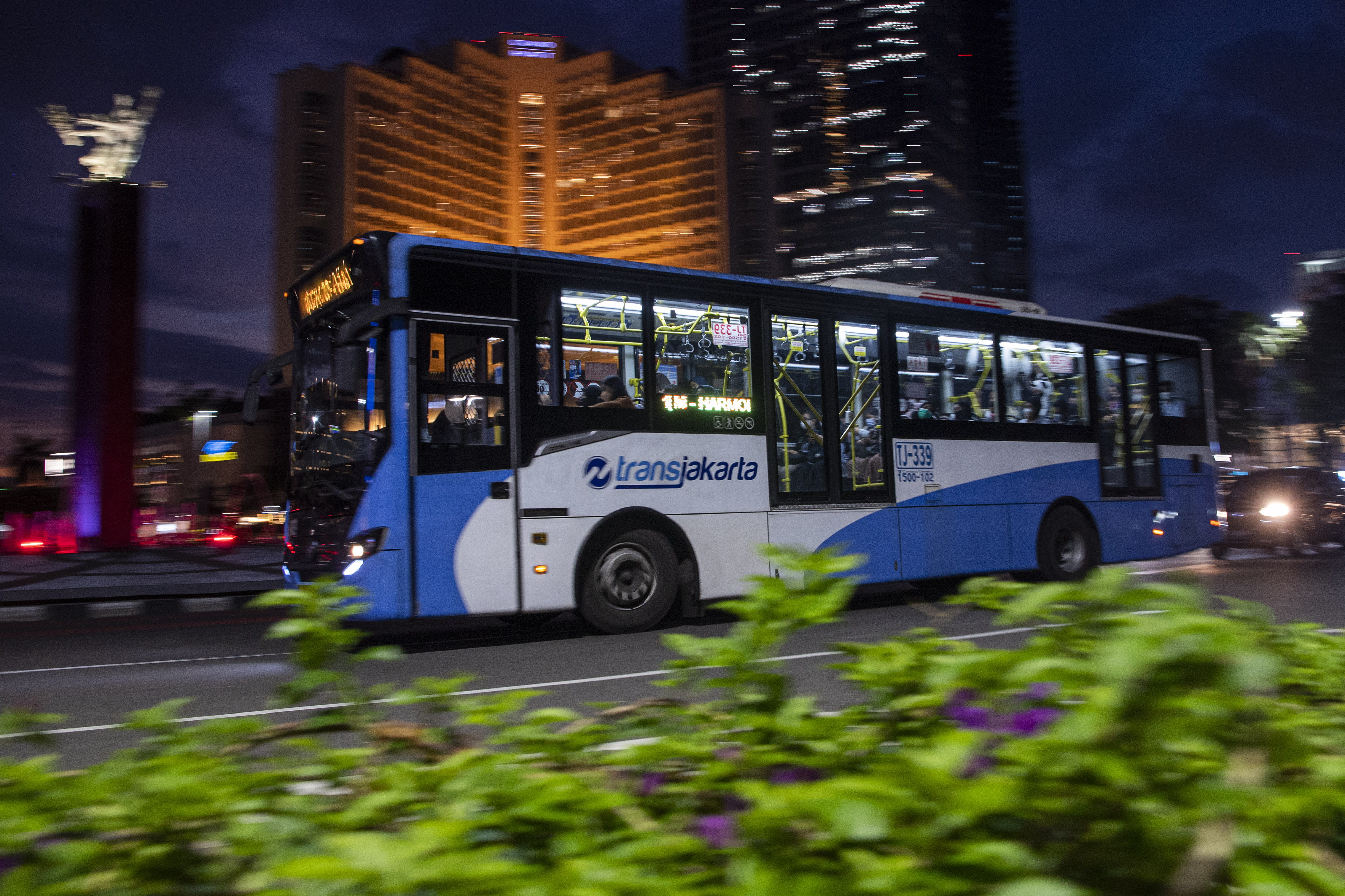 Potret bus TransJakarta yang melintas di kawasan Bundaran HI, Jakarta.