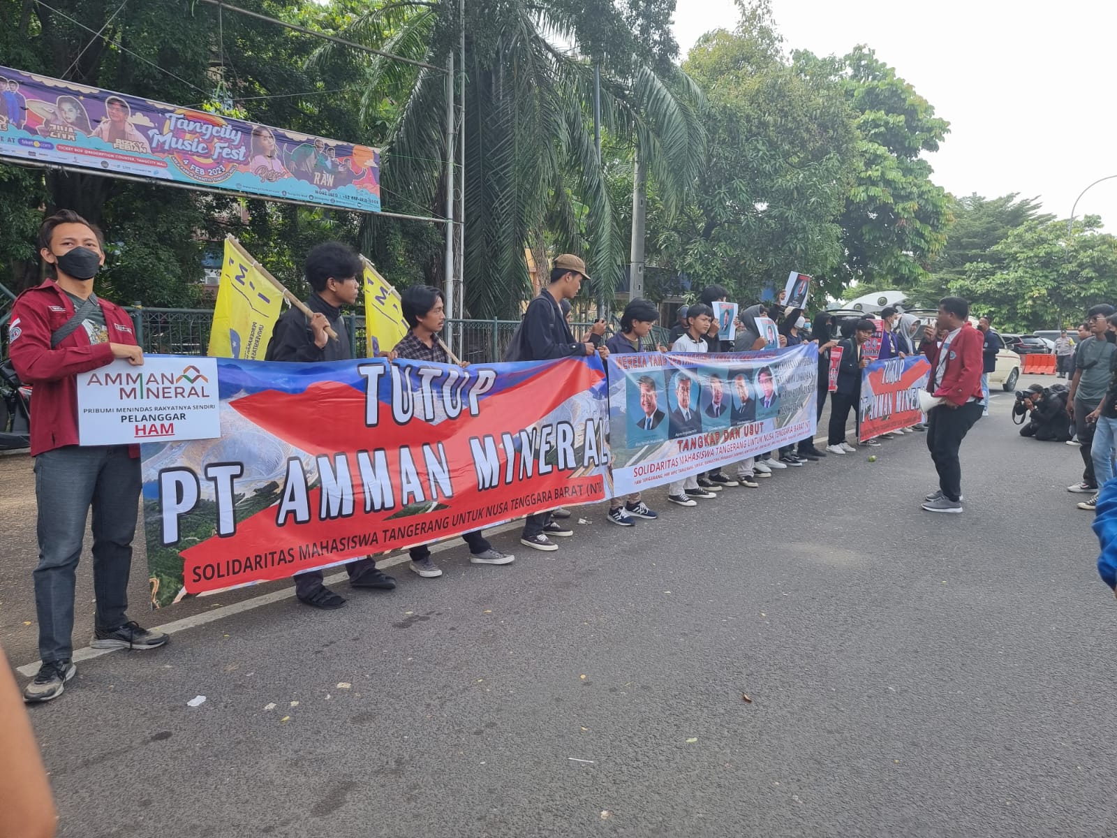 Aksi mendukung mogok makan yang dilakukan mahasiswa dan warga Kabupaten Sumbawa Barat (Amanat KSB) di Komnas HAM