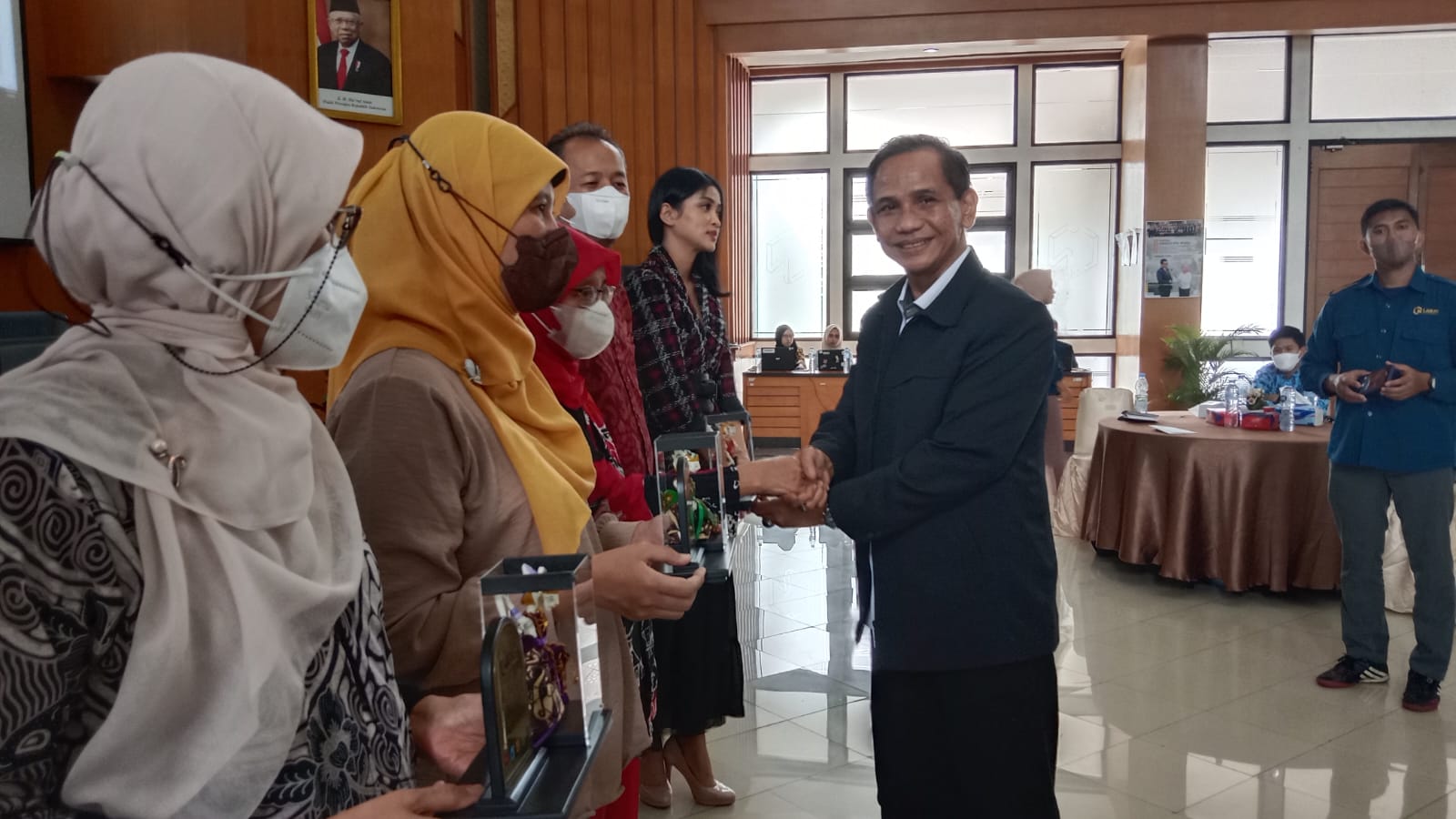 Para pemimpin dari 17 organisasi perangkat daerah di lingkungan Pemprov Jawa Barat menerima penghargaan dari Komisi Informasi Jawa Barat