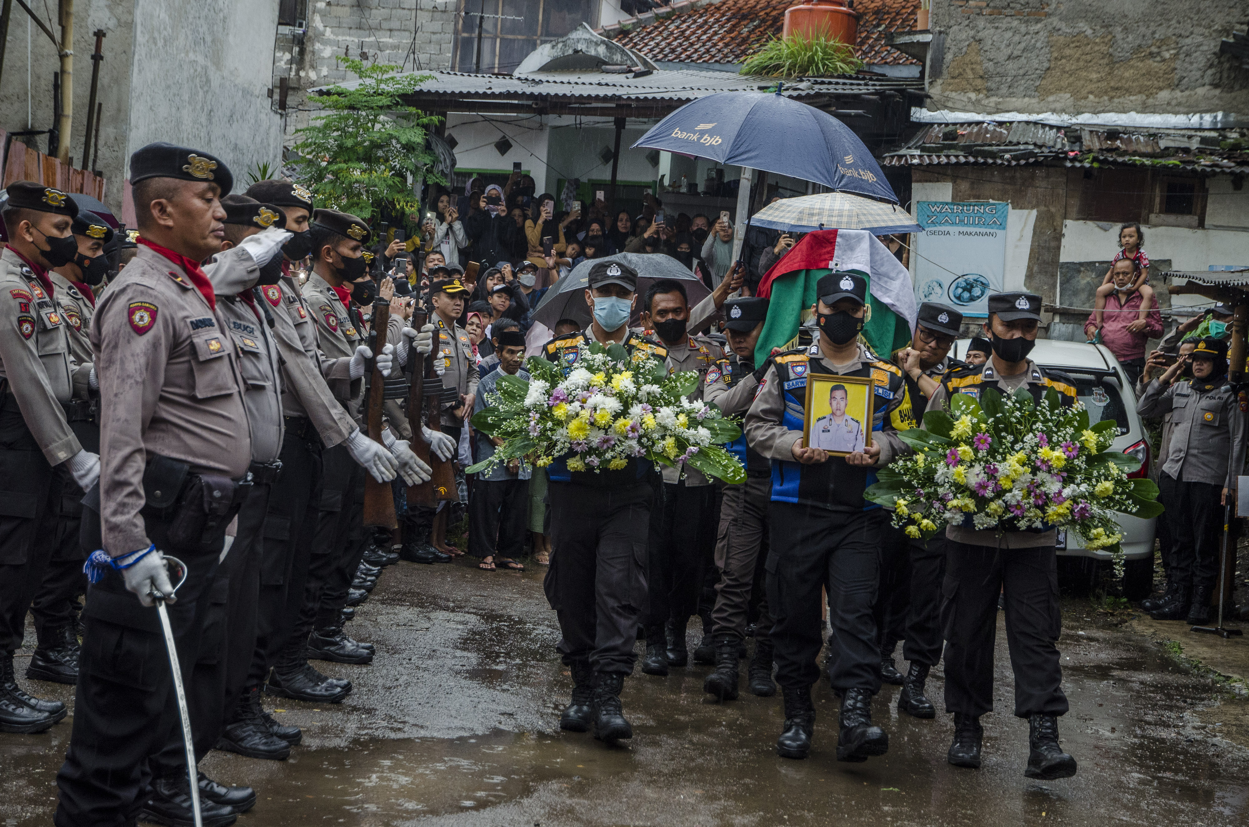 Prosesi pemakaman jenazah almarhum Aiptu Anumerta Sofyan secara kedinasan di rumah duka kawasan Cibogo, Bandung, Jawa Barat, Kamis (8/12).