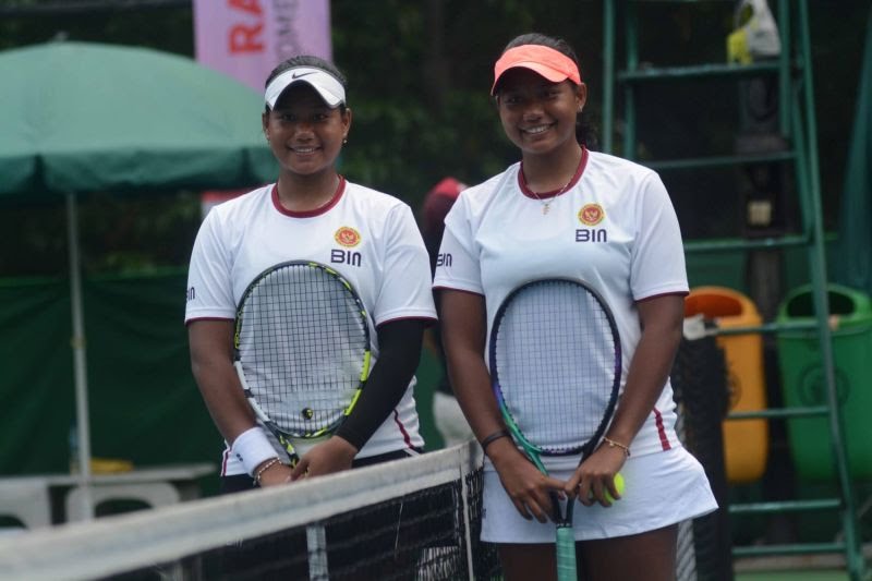 Petenis kembar binaan Badan Intelijen Negara (BIN) Tennis Club Fitriana Sabrina dan Fitriani Sabatini 