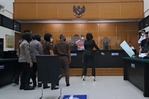 Video Nikita Mirzani melampiaskan amarah di Pengadilan Negeri Serang pada Senin (19/12) ini beredar di media sosial. 