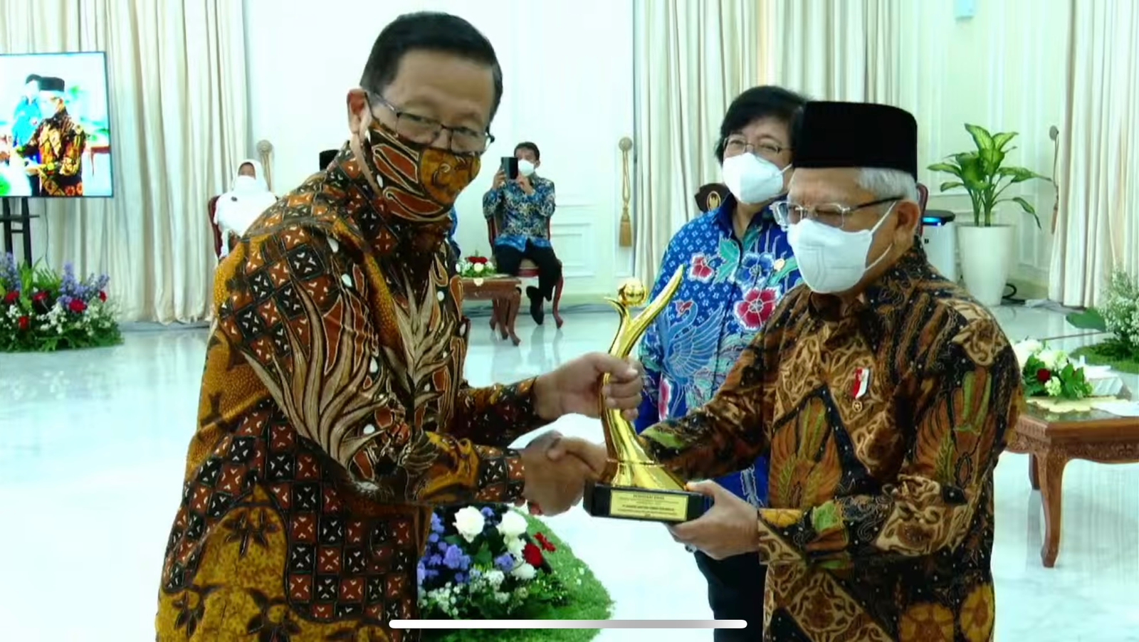 Penyerahan penghargaan Green Leadership oleh Wapres Ma'ruf Amin