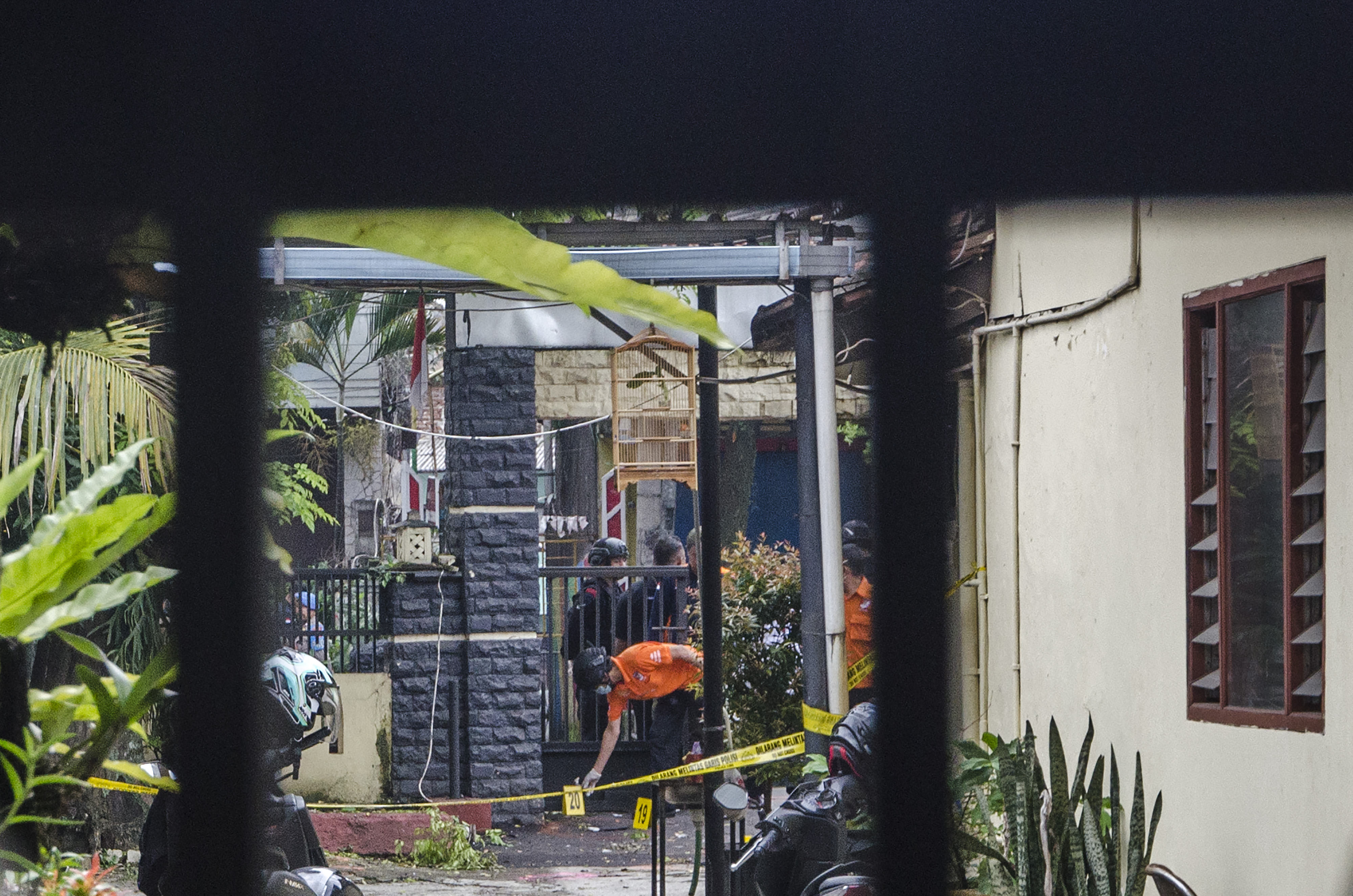 Tim Inafis Polda Jabar melakukan olah TKP usai peristiwa bom bunuh diri di Polsek Astana Anyar, Bandung, Jawa Barat, Rabu (7/12).