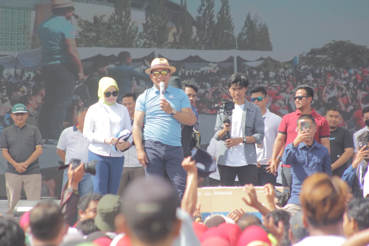 Gubernur Jawa Barat Ridwan Kamil dan istri di tengah kawula muda Jawa Barat