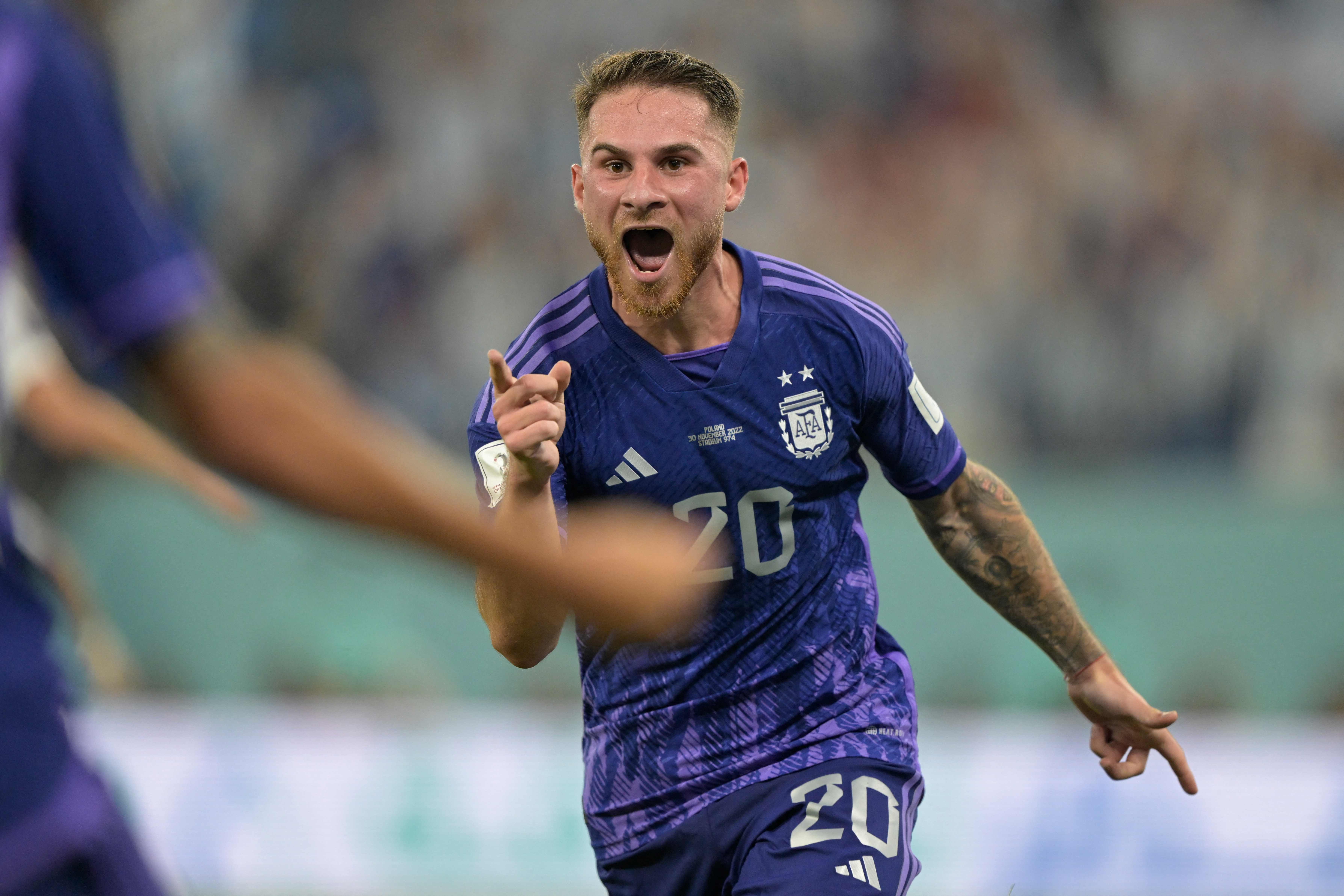 Gelandang Argentina Alexis Mac Allister melakukan selebrasi usai mencetak gol ke gawang Polandia di laga Piala Dunia 2022.