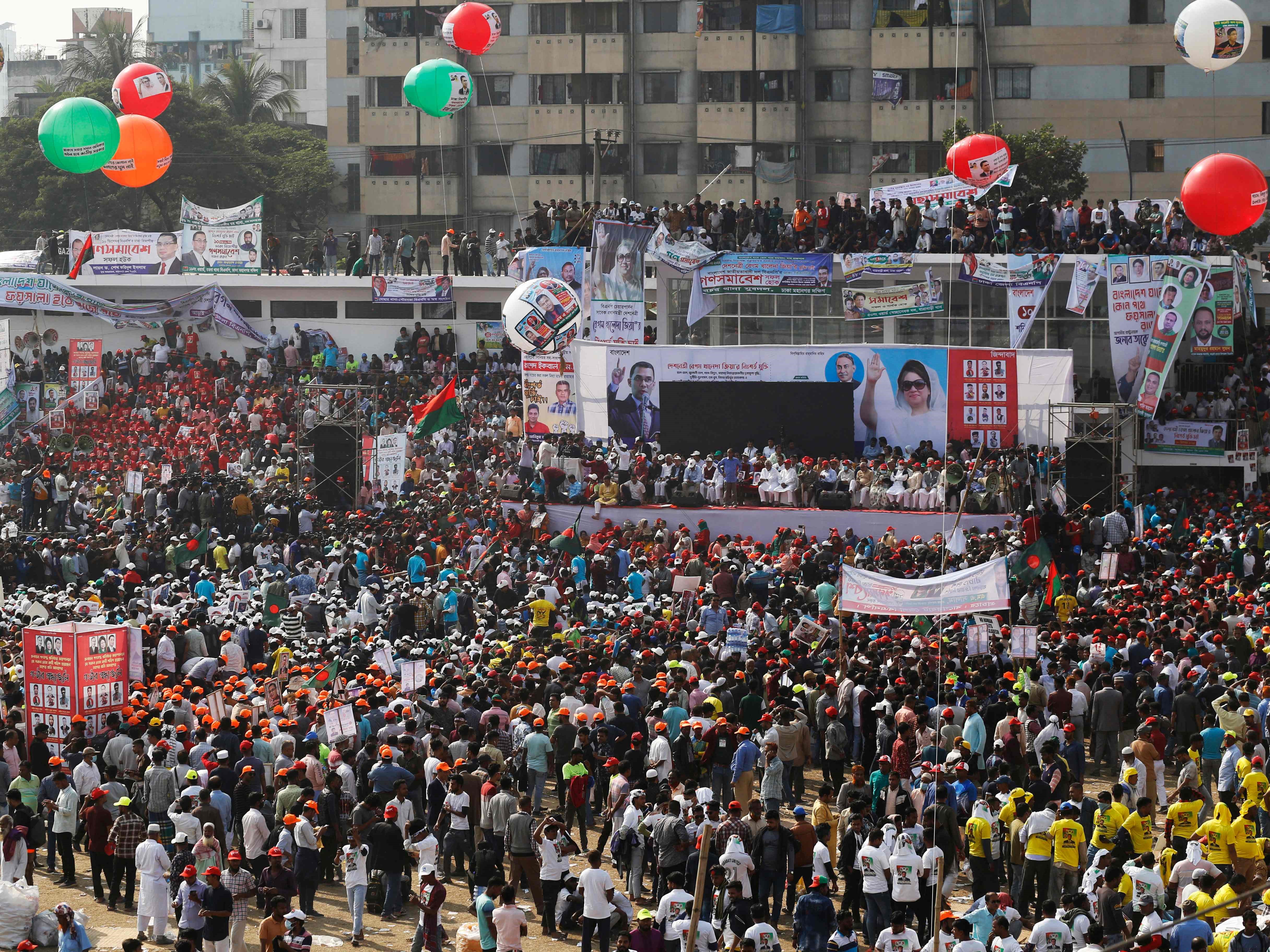 Pendukung Partai Nasionalis Bangladesh (BNP) berkumpul selama reli divisi terakhir partai di Dhaka pada 10 Desember 2022.